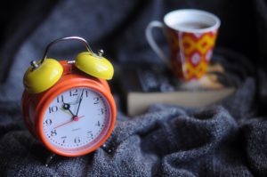 set alarm clock for a better sleep